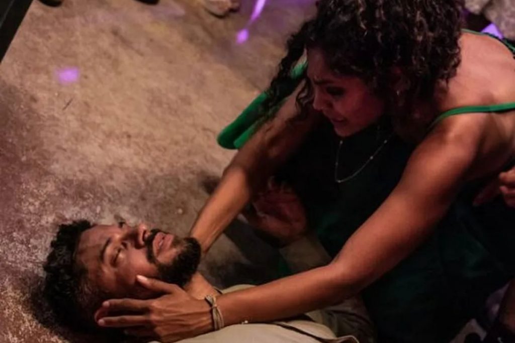 Aline vê Jonatas caído após levar tiro (Bella Pinheiro/Gshow)