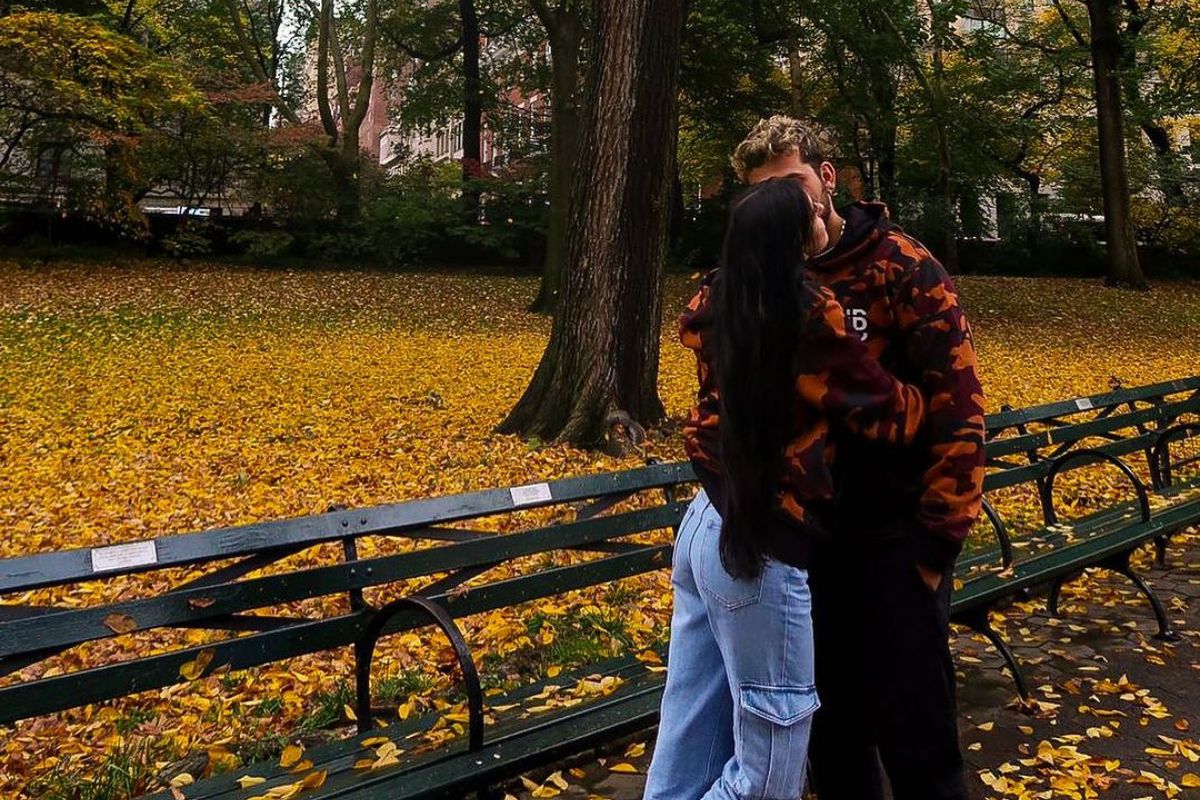 Ana Castela e Gustavo Mioto se beijam em parque