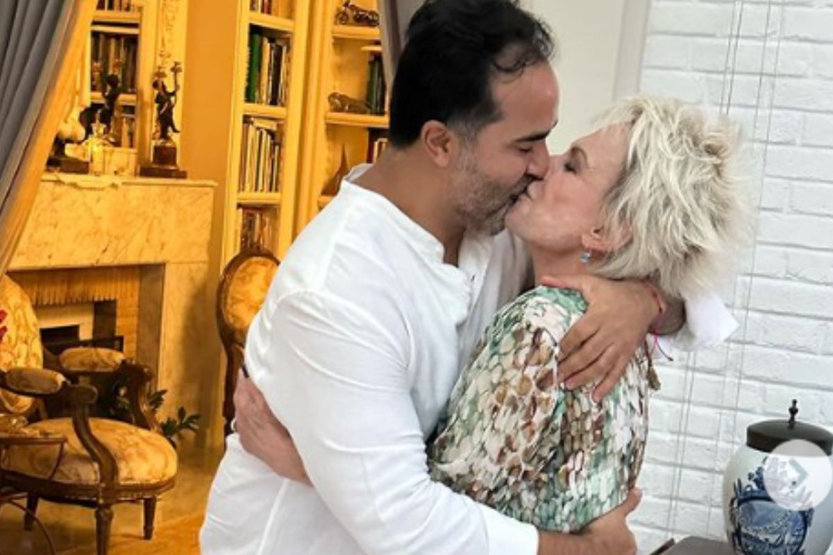 Ana Maria Braga e o namorado, Fábio Arruda, protagonizam beijo cheio de amor