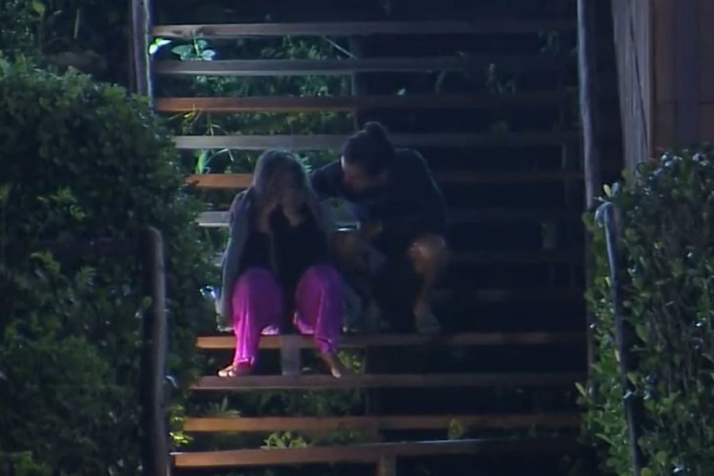 André Gonçalves acalma Kally, que chora na escada da casa da árvore de A Fazenda