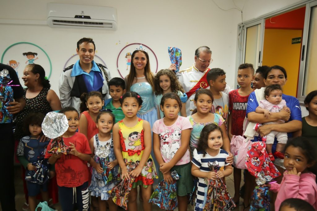Dicesar, Maria Melilo e Tácito Cury com crianças da comunidade Nova Heliópolis 