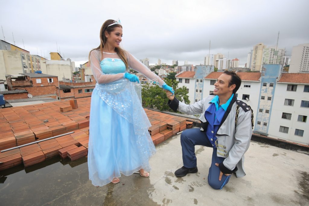 Maria Melilo vestida de Frozen e Tácito Cury, agachado, de príncipe 