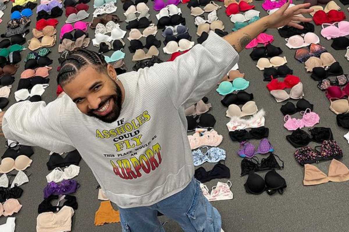Drake mostra coleção de sutiãs