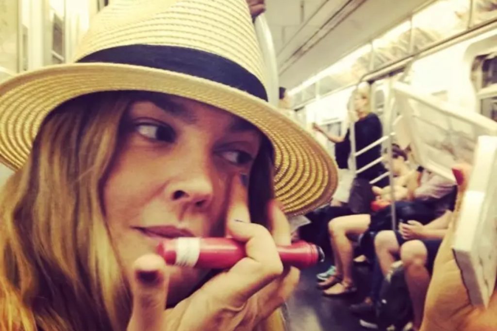 Drew Barrymore se maquiando no metrô 
