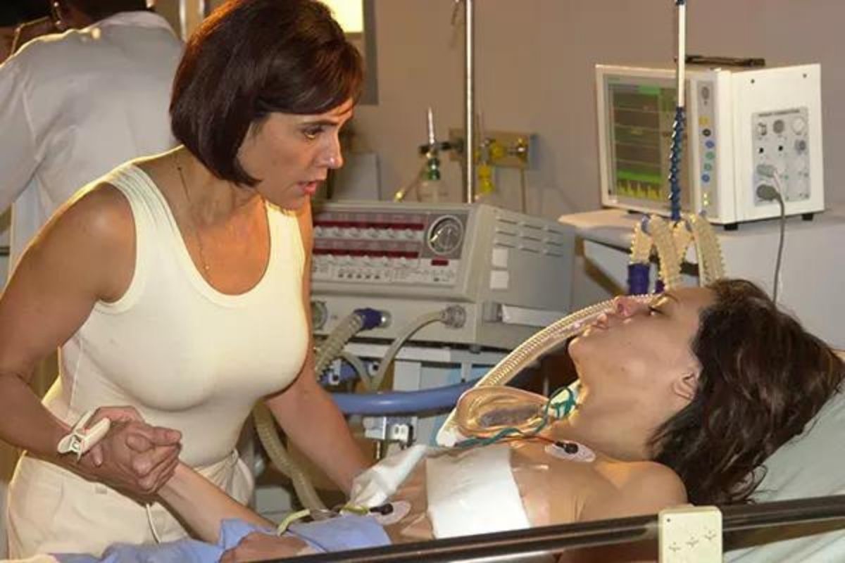 Helena (Christiane Torloni) e Fernanda (Vanessa Gerbelli) em cena no hospital de Mulheres Apaixonadas