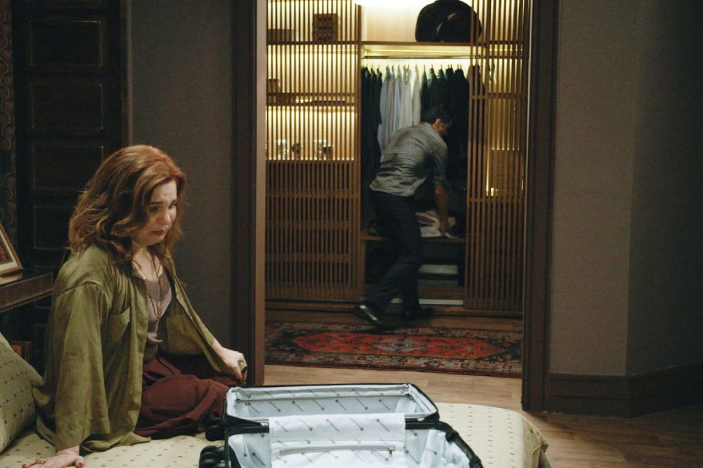 Jonas (Mateus Solano) fazendo as malas e terminando com Helena (Isabel Texeira) em "Terra e Paixão"