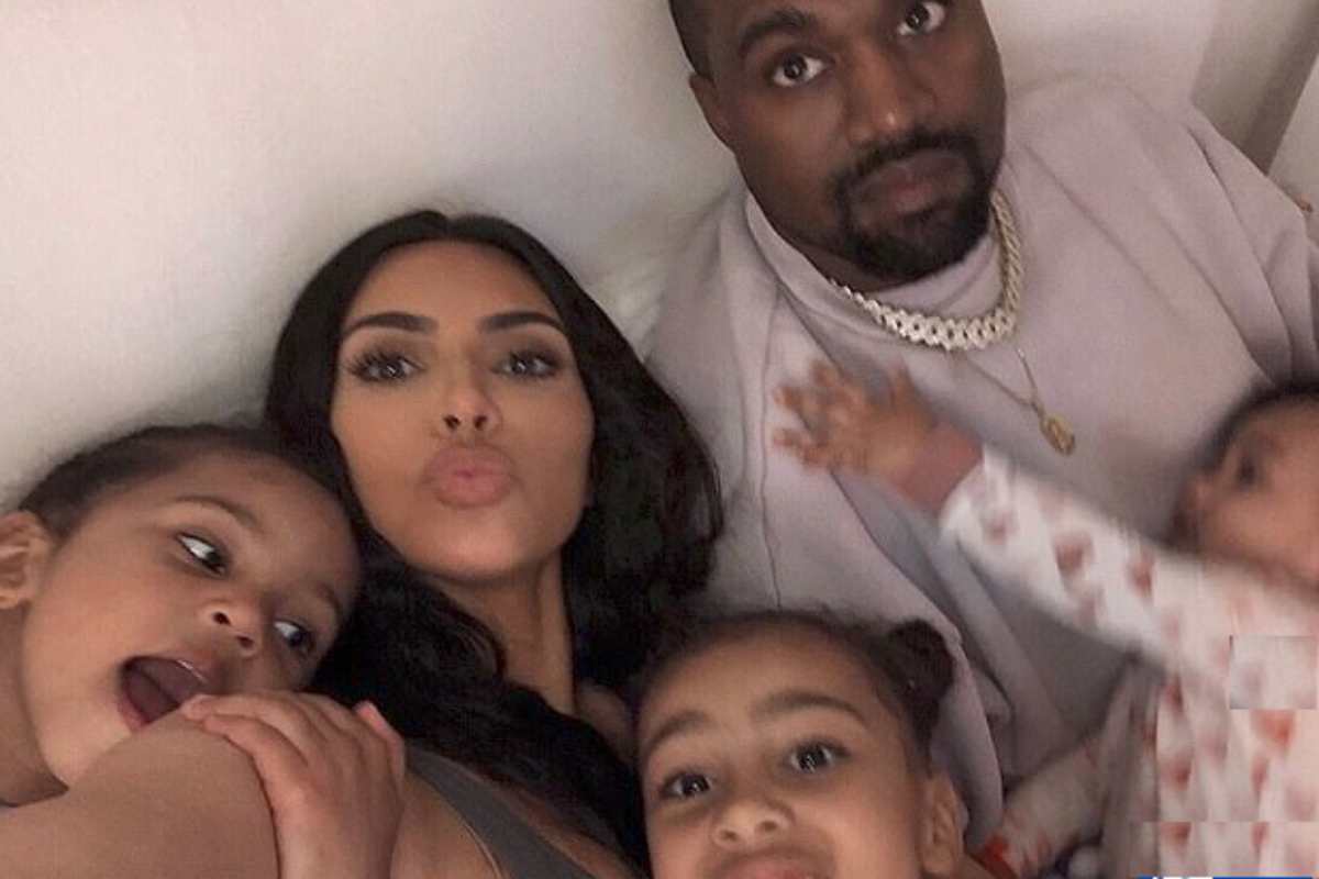 Kim Kardashian e Kanye West com os filhos