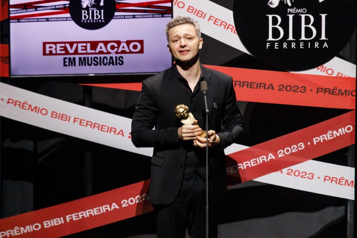 Lucas Lima recebe prêmio Bibi Ferreira, com terno preto