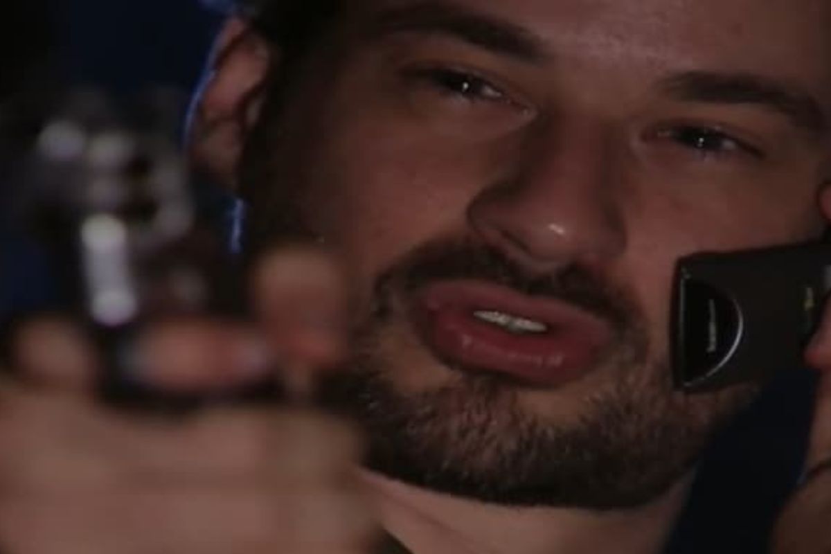 Marcos (Dan Atulbach) olhando seu revólver