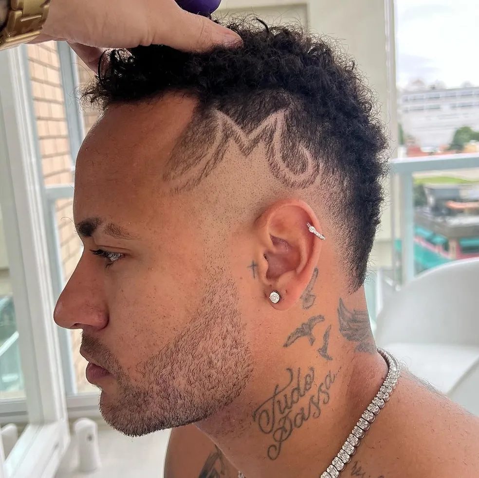 Neymar riscou um "M" na cabeça para homenagear Mavie