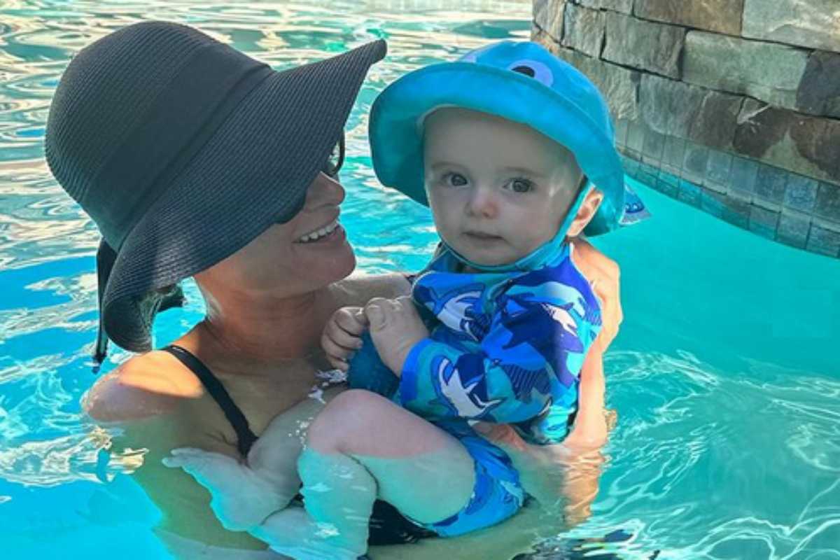 Paris Hilton na piscina com o filho