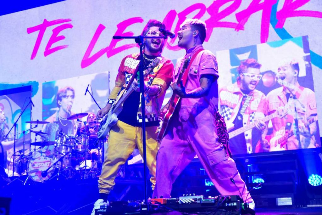Pe Lanza e Koba tocando juntos no show da banda Restart na turnê "Pra Você Lembrar"