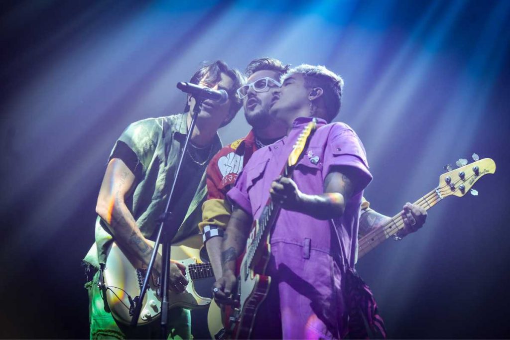 Pe Lu, Pe Lanza e Koba tocando juntos no show da banda Restart na turnê "Pra Você Lembrar"