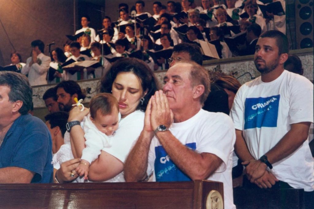 Renato Aragão ocm esposa e filha, agradecendo Nossa Senhora Aparecida