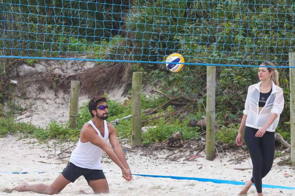 Rodrigo Simas e Agatha Moreira jogando vôlei na praia Barra da Tijuca
