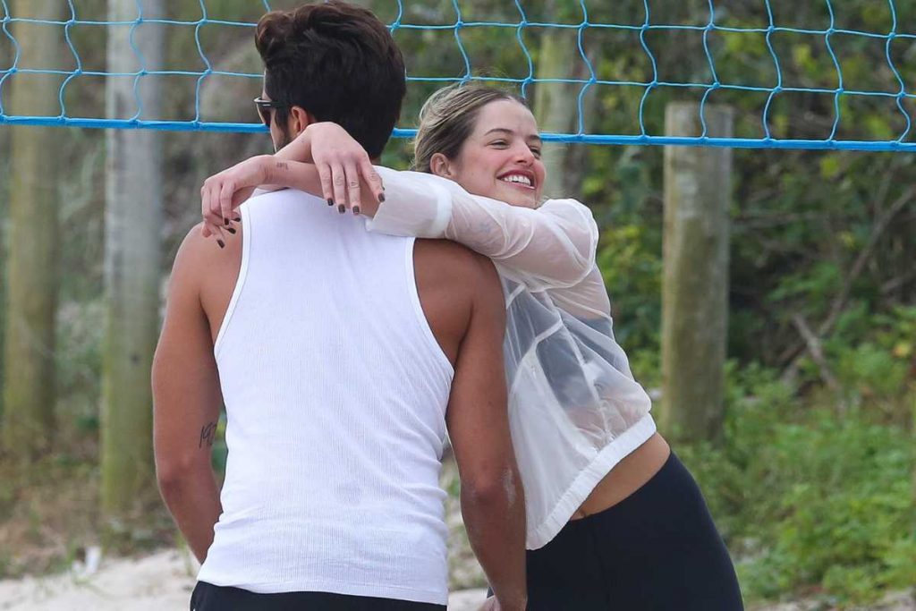 Rodrigo Simas e Agatha Moreira se abraçando na praia Barra da Tijuca