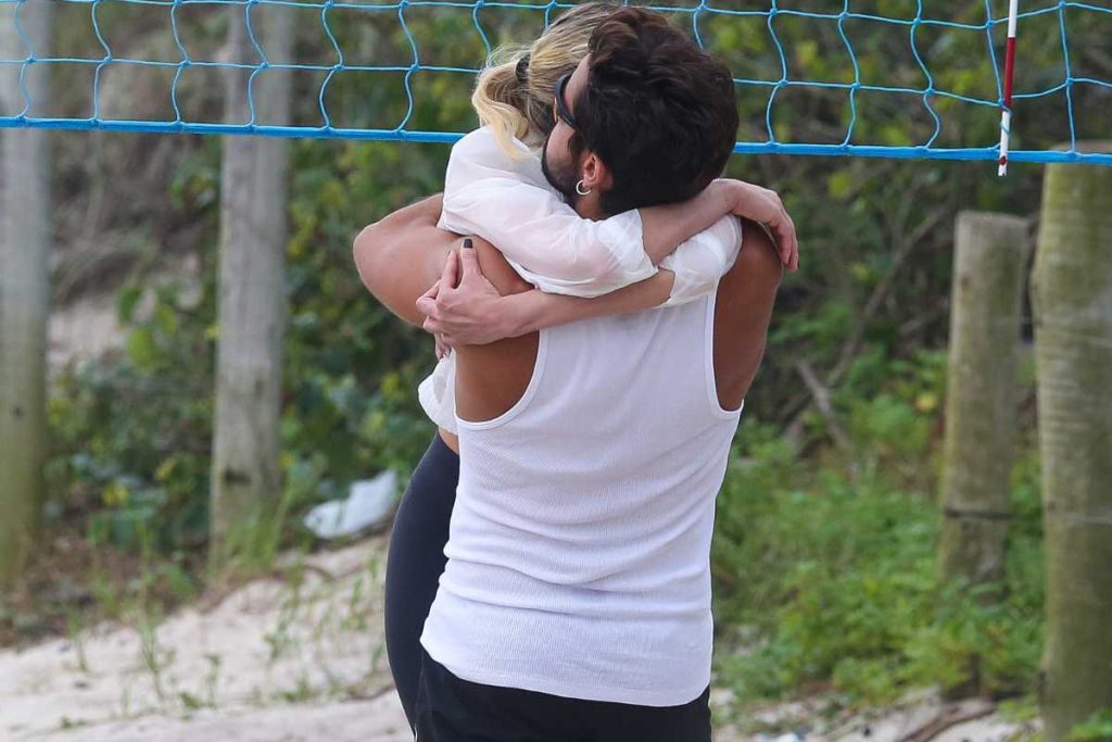Rodrigo Simas e Agatha Moreira se abraçando na praia Barra da Tijuca