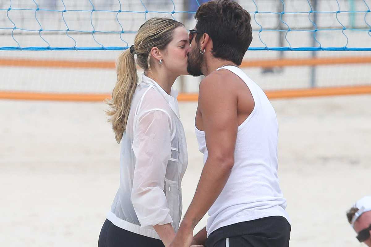 Rodrigo Simas e Agatha Moreira se beijando na praia Barra da Tijuca