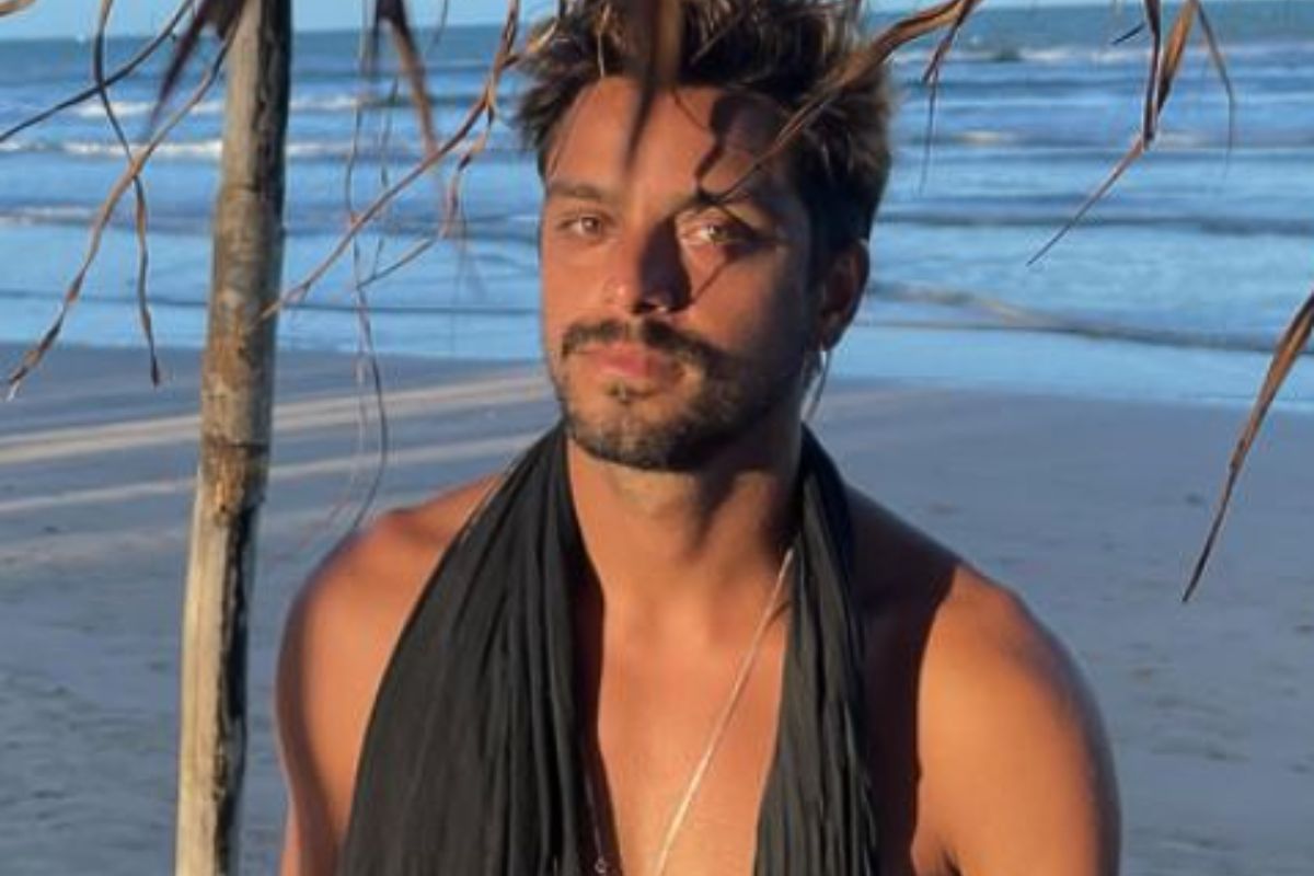 Rodrigo Simas, sem camisa, na praia