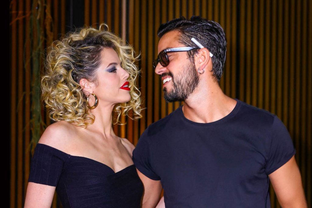 Agatha Moreira e Rodrigo Simas arrasaram com fantasia inspirada no filme Grease