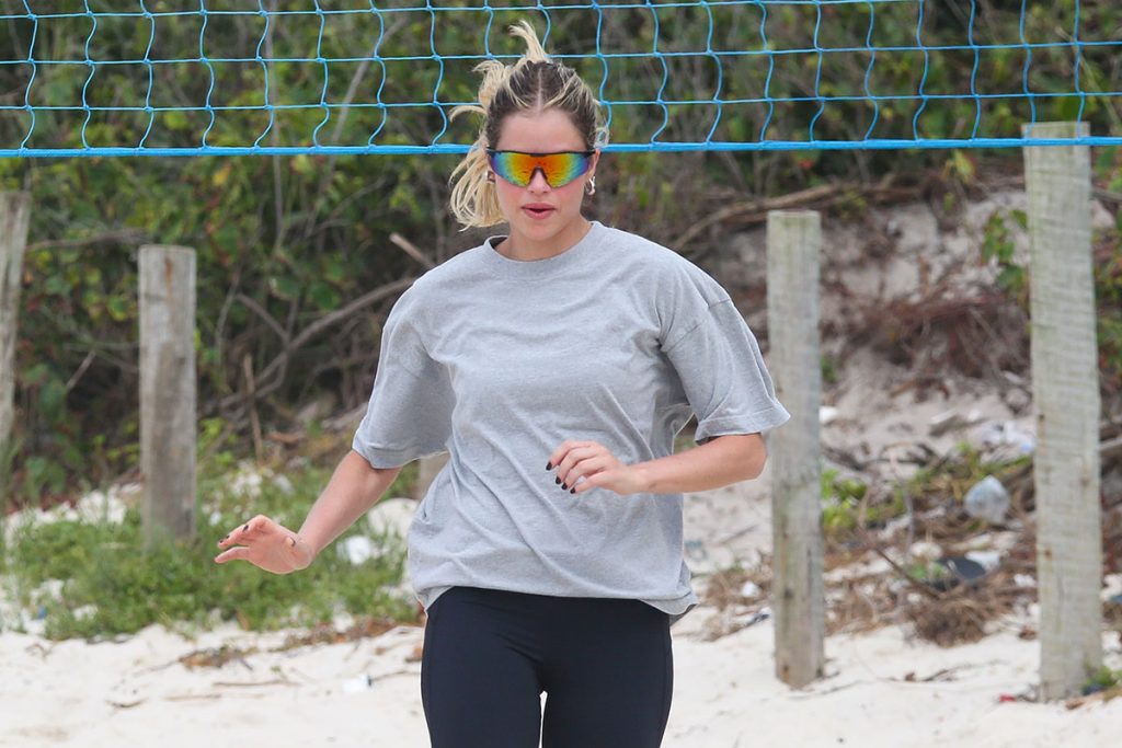 Agatha Moreira também se exercitou na areia da praia