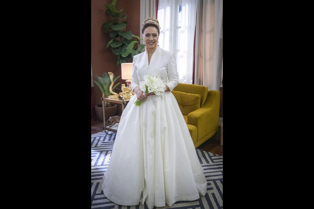 Agatha (Eliane Giardini) vestida de noiva em Terra e Paixão