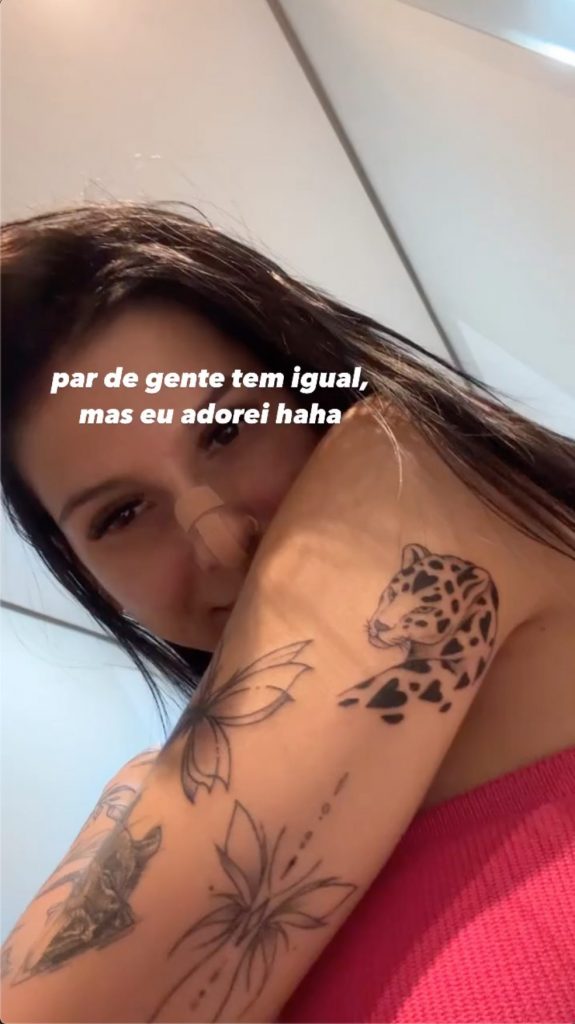 Ana Castela exibe tatuagens no braço