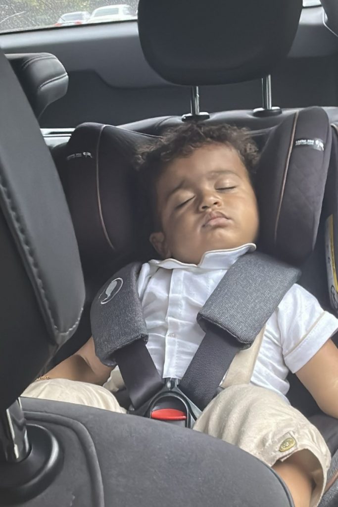 Joaquim, filho de Viviane Araújo, dormindo no carro 