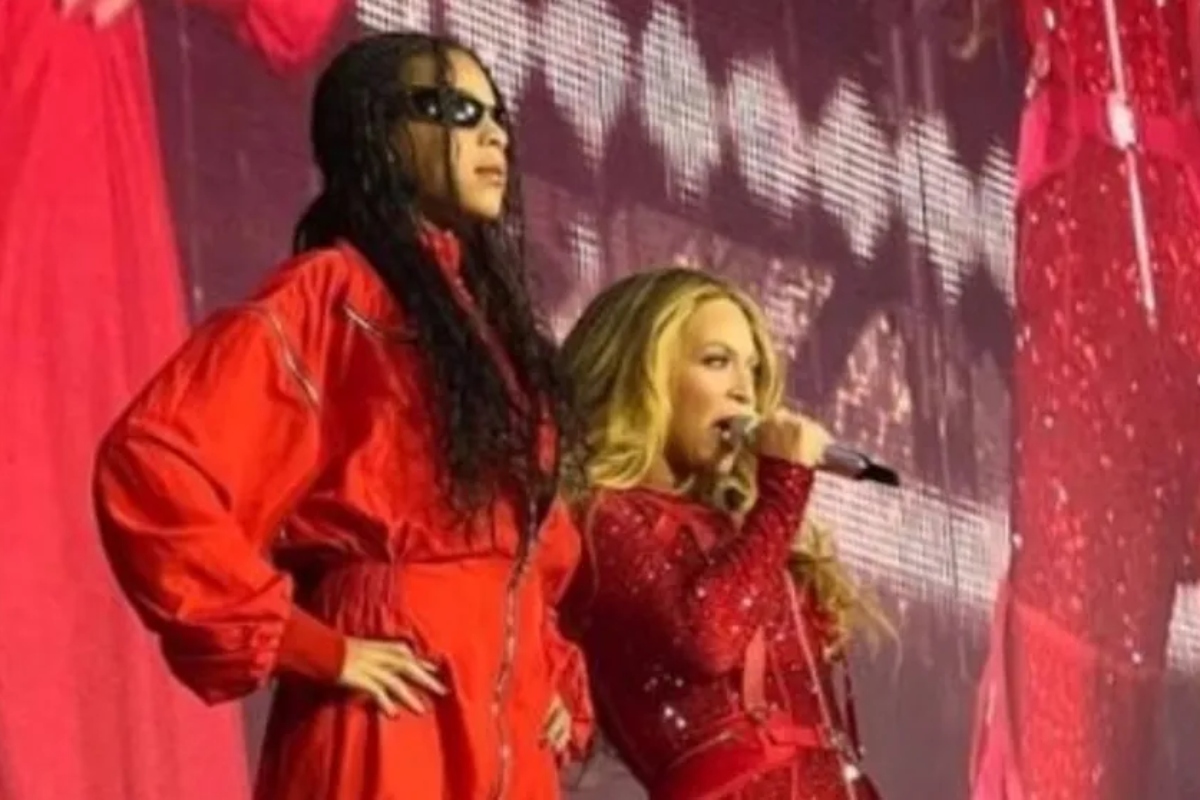 Blue Ivy e Beyoncé, ambas de roupa vermelha, no palco