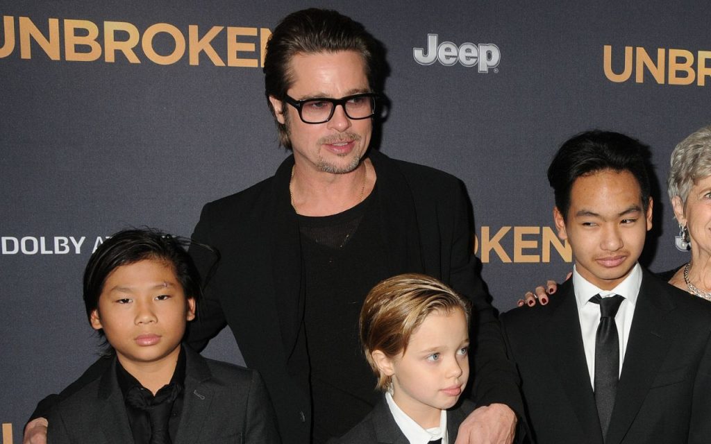 Brad Pitt com os filhos Pax e  Maddox e Shiloh (ao centro)