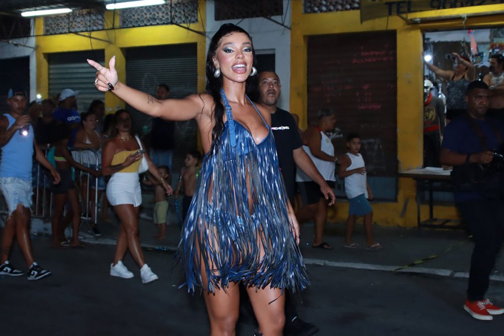 Brunna Gonçalves arrasou em ensaio de Carnaval