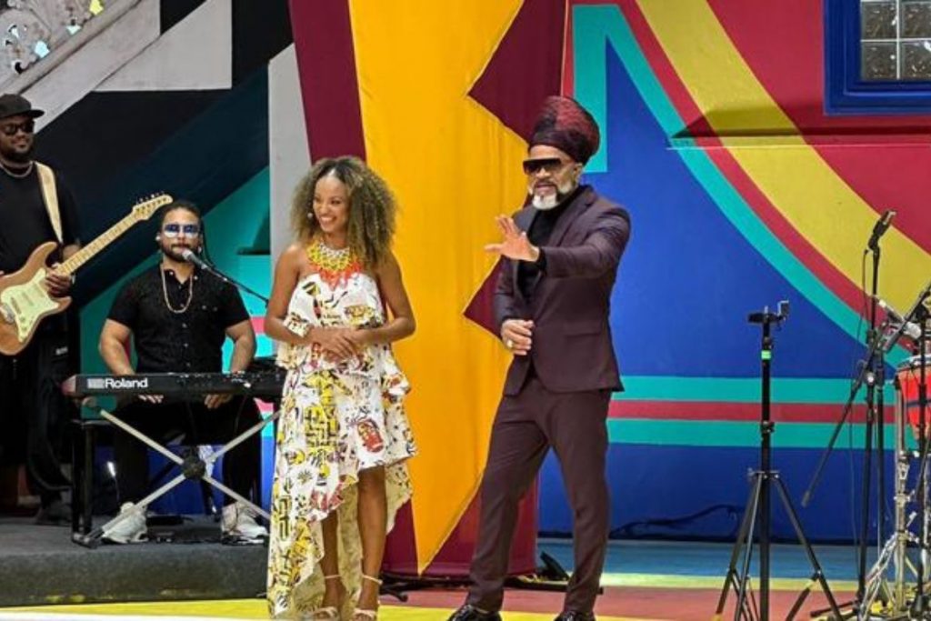 Luana Souza e Carlinhos Brown apresentando Timbrown, primeiro reality de percussão