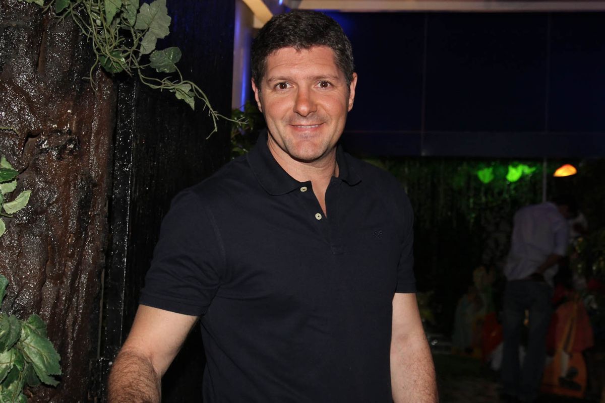 Fábio Villa Verde em foto com camisa preta e sorridente