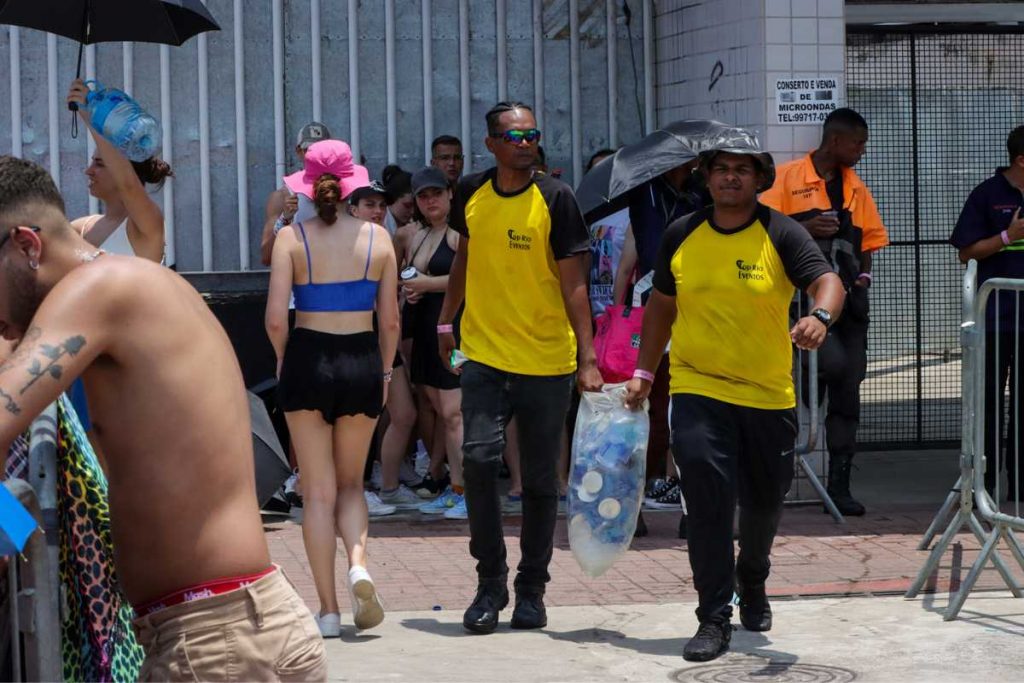Fãs recebendo água na fila do show do Rio de Janeiro