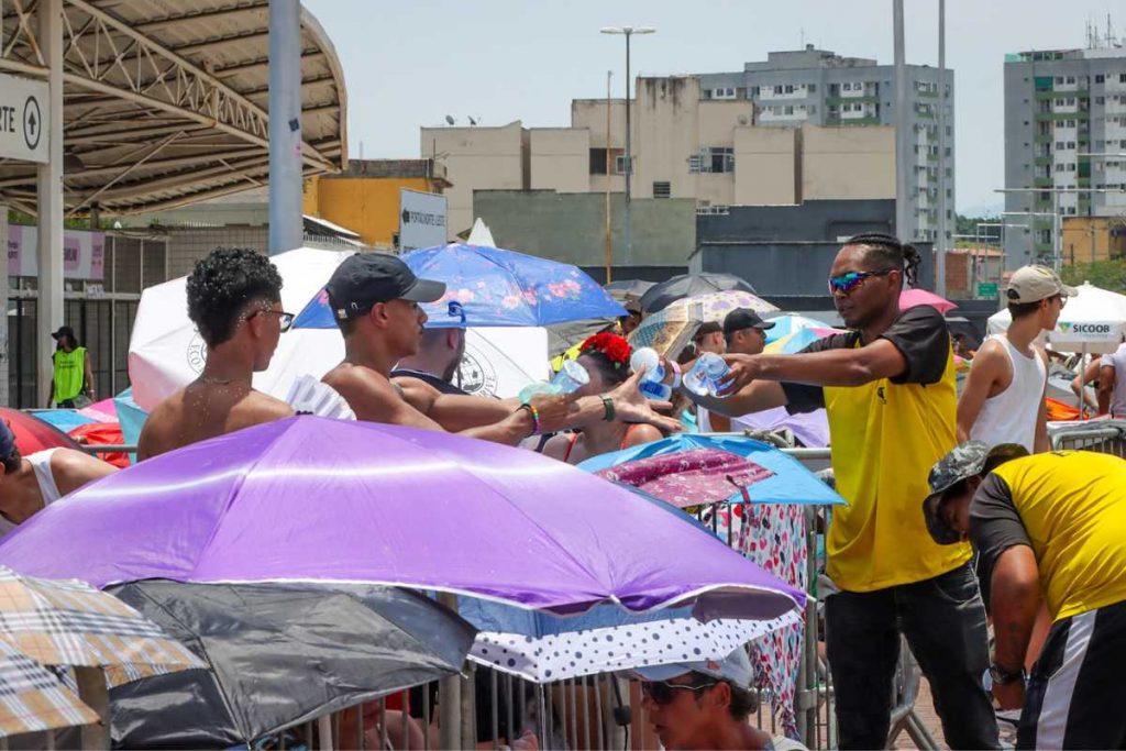 Fãs recebendo água na fila do show do Rio de Janeiro