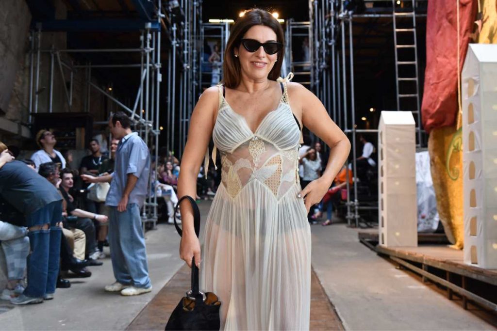 Fernanda Paes Leme assistindo a 56ª São Paulo Fashion Week