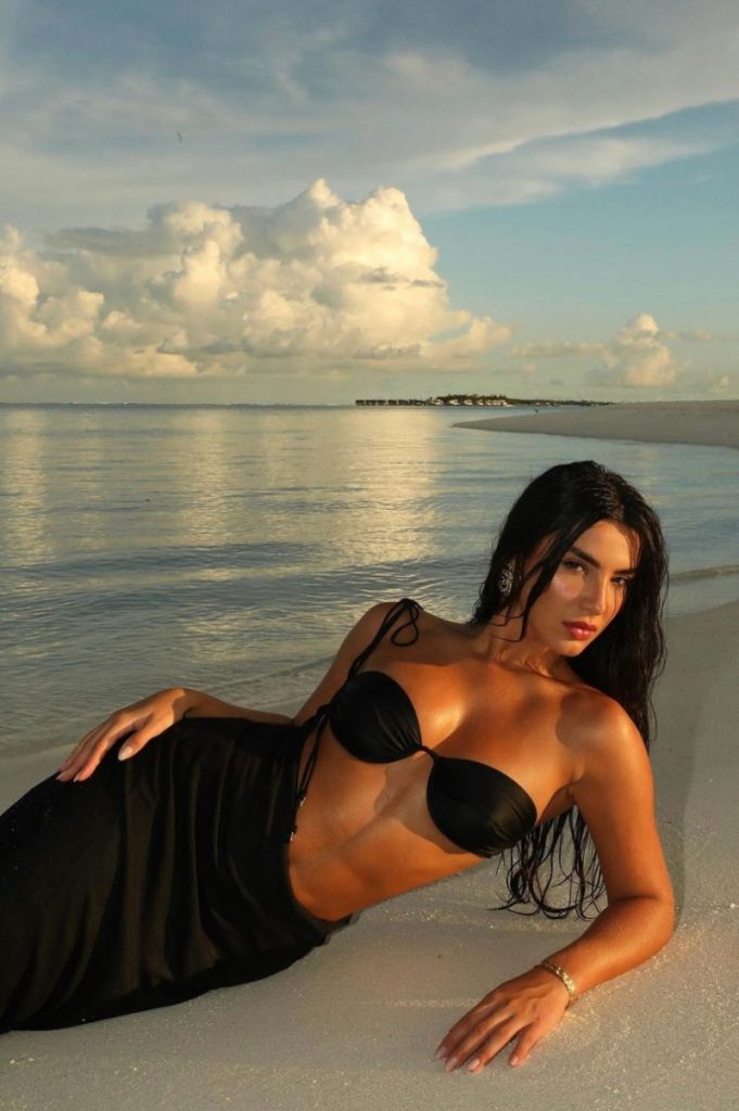 Gabriela Versini de biquíni preto nas Ilhas Maldivas