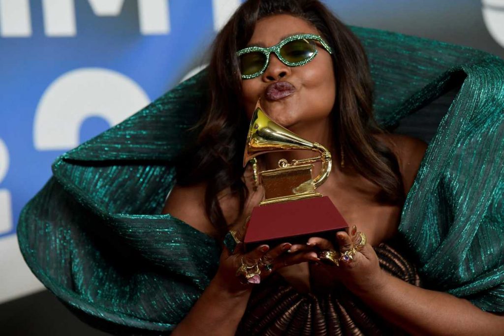Gaby Amarantos com troféu no tapete vermelho do Grammy Latino 2023