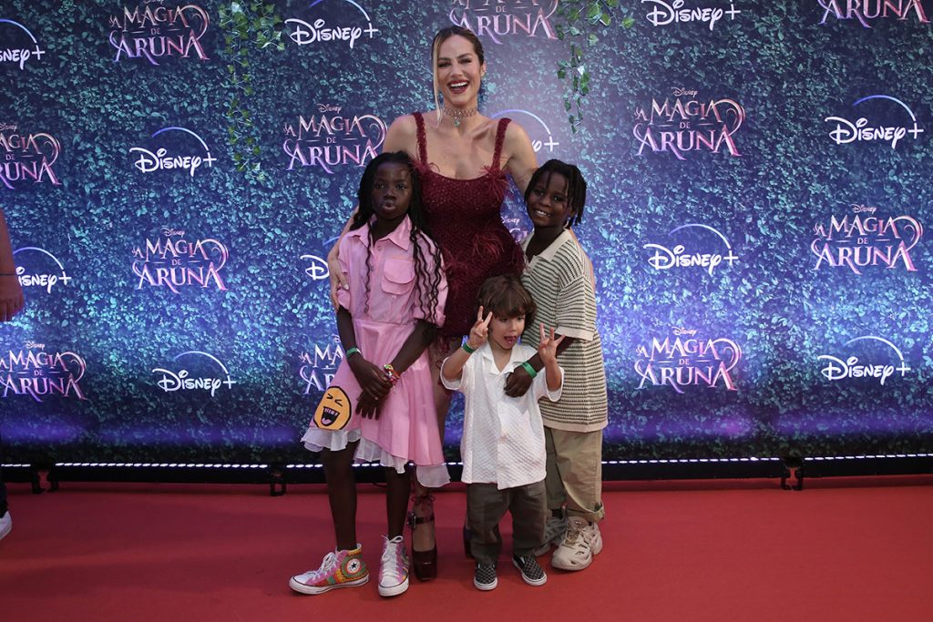 Giovanna Ewbank posou ao lado dos filhos Titi, Bless e Zyan