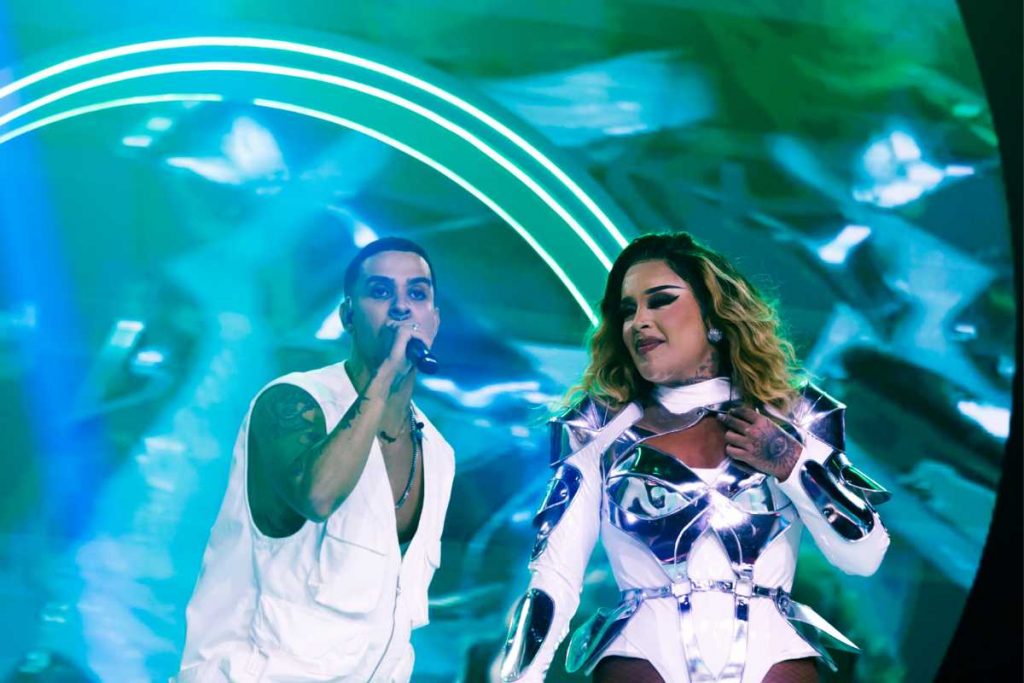 Gloria Groove e Thiago Pantaleão cantando juntos no show Noites de Gloria