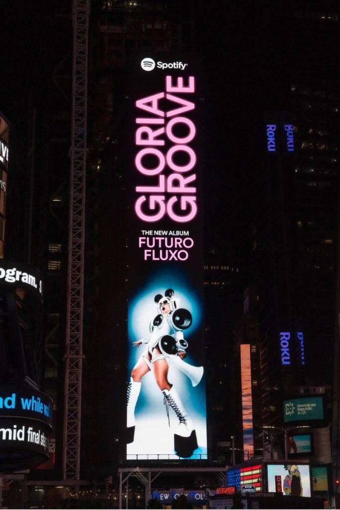 Gloria Groove com Futuro Fluxo em outdoor na Times Square