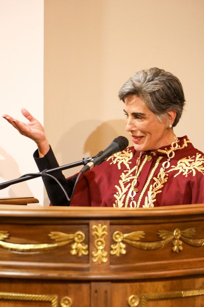 Gloria Pires discursando no púlpito da Academia Brasileira de Cultura 