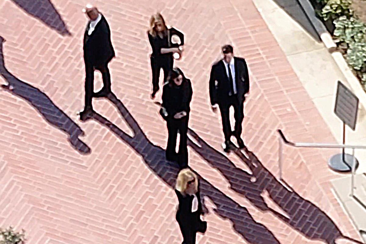Jennifer Aniston, Courteney Cox, David Schwimmer e Lisa Kudrow no funeral de Matthew Perry