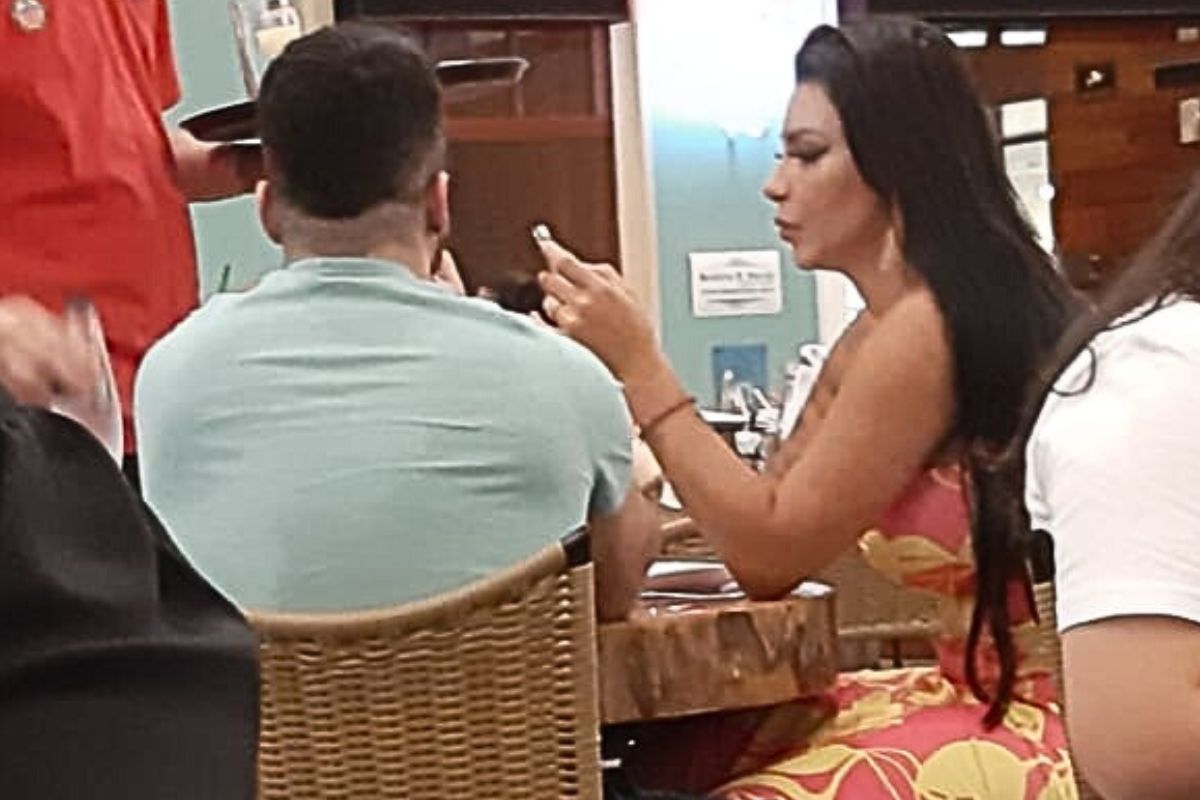 Jenny Miranda almoça em famoso restaurante na Zona Norte de São Paulo
