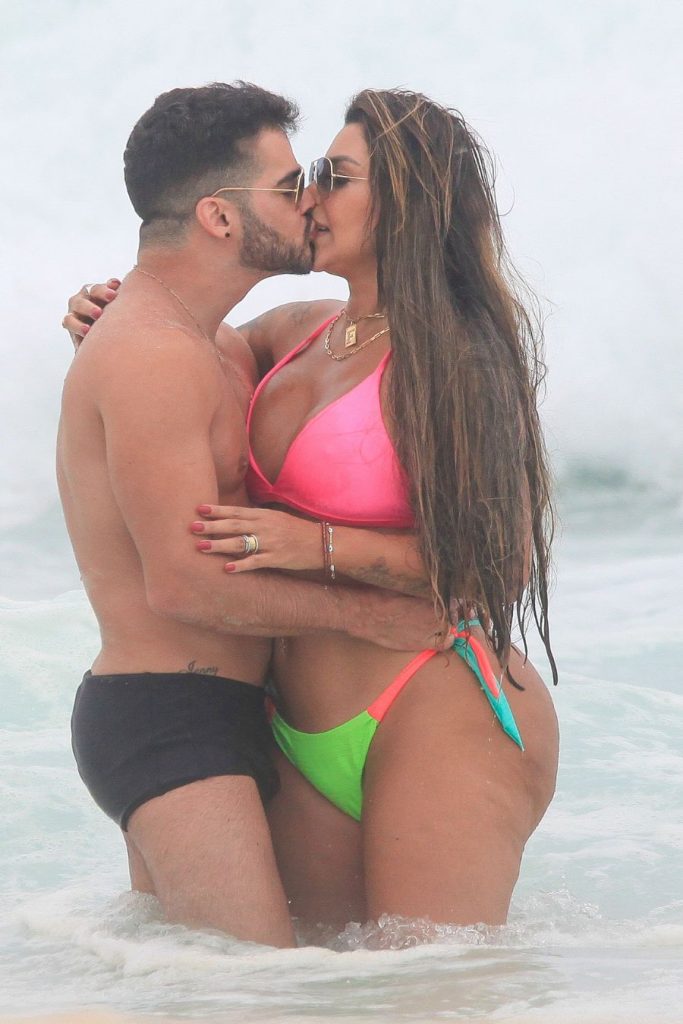 Beijo de Jenny Miranda com o marido, na praia