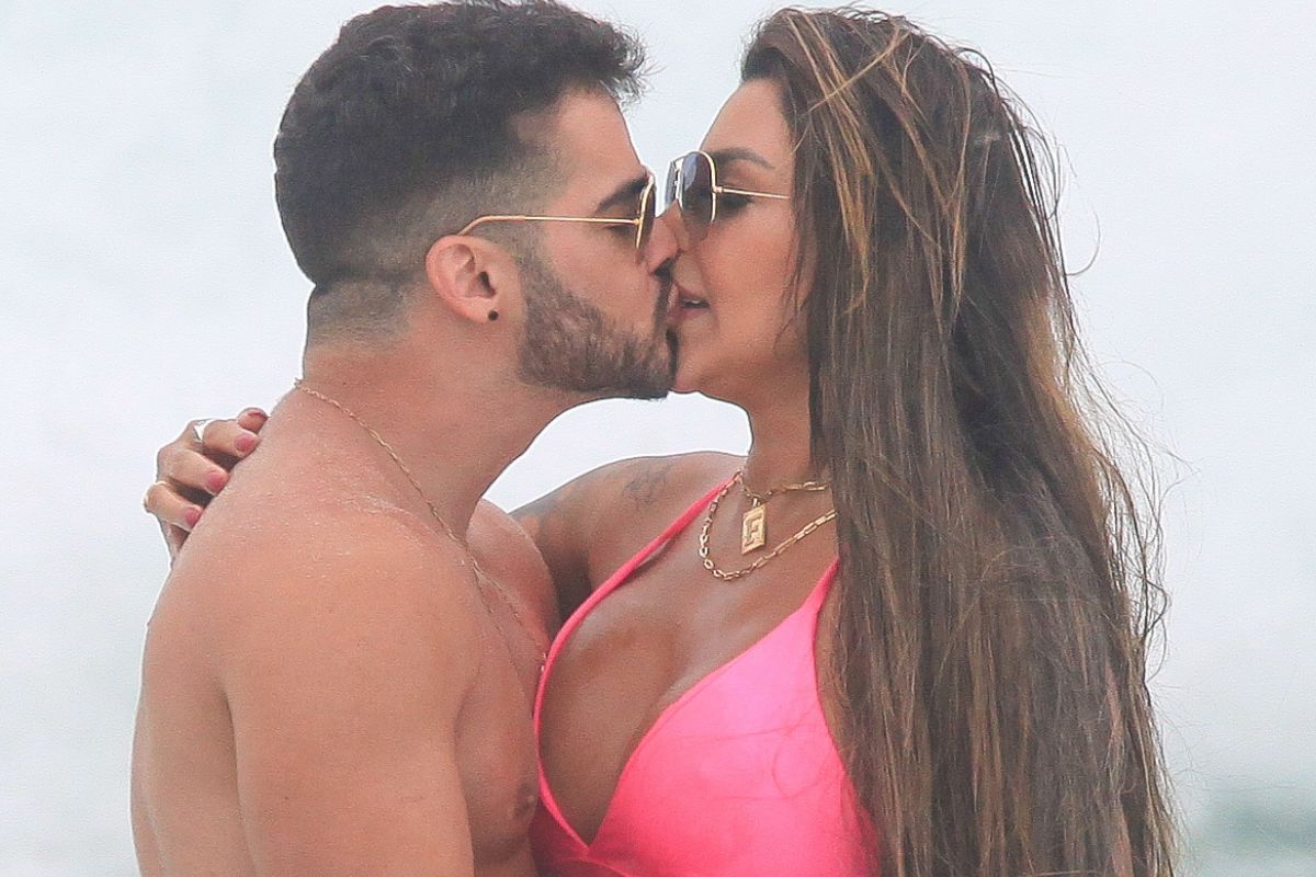Beijo de Jenny Miranda com o marido, na praia