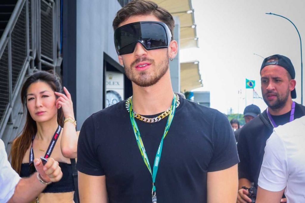João Guilherme de lentes escuras nos boxes de treino da Fórmula 1
