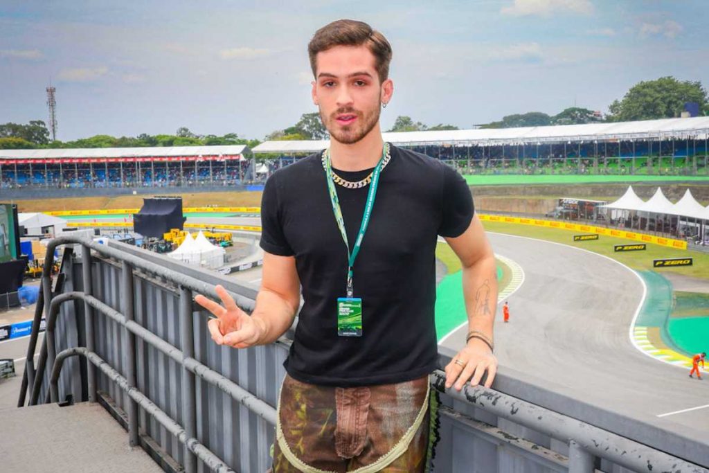 João Guilherme nos boxes de treino da Fórmula 1