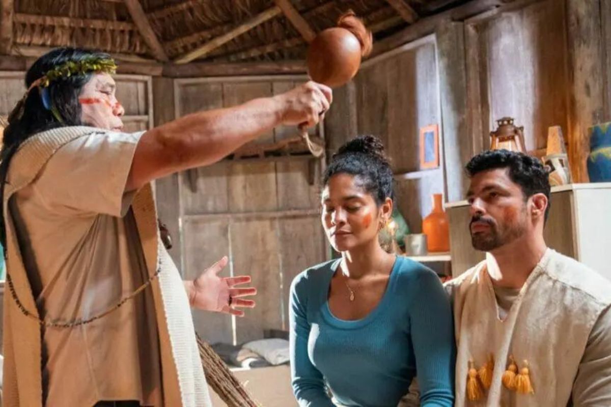 Jurecê (Daniel Munduruku), Aline (Barbara Reis) e Caio (Cauã Reymond) em cena de bênção de Terra e Paixão