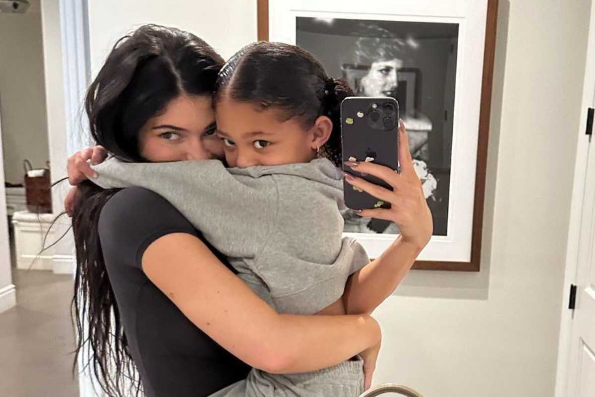 Kylie Jenner com a filha Stormi no colo